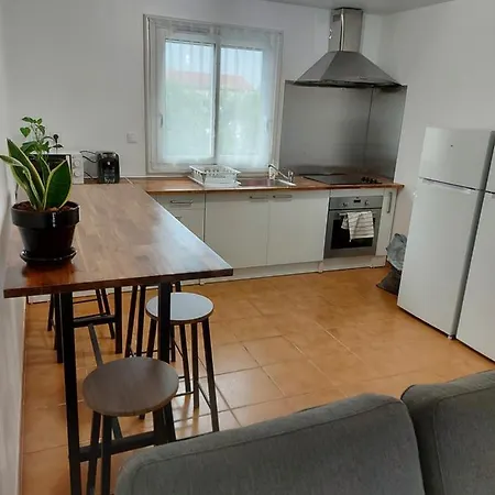 K&n - Maison à Partager Avec D'autres Voyageurs - Privée - Jardin - Balcon * Vaulx-en-Velin