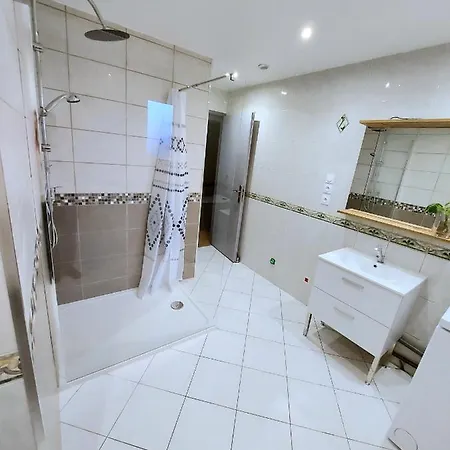 K&n - Maison à Partager Avec D'autres Voyageurs - Privée - Jardin - Balcon *